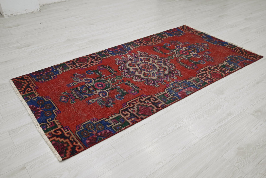 red Medium rug 3' 4" x 6' 9"
