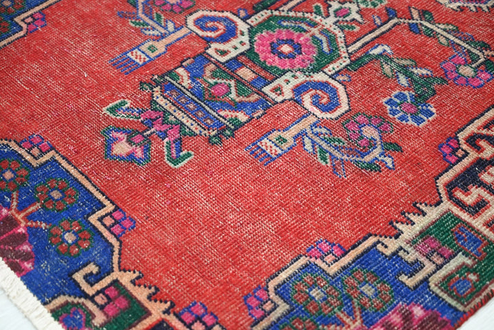 red Medium rug 3' 4" x 6' 9"