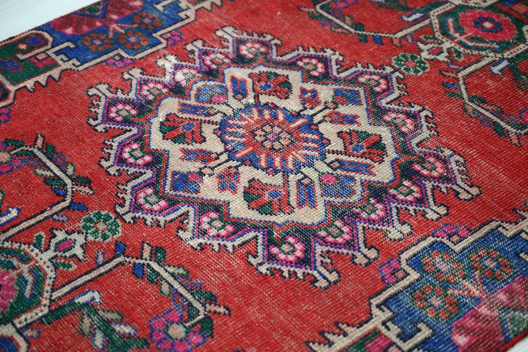 red Medium rug 3' 4" x 6' 9"