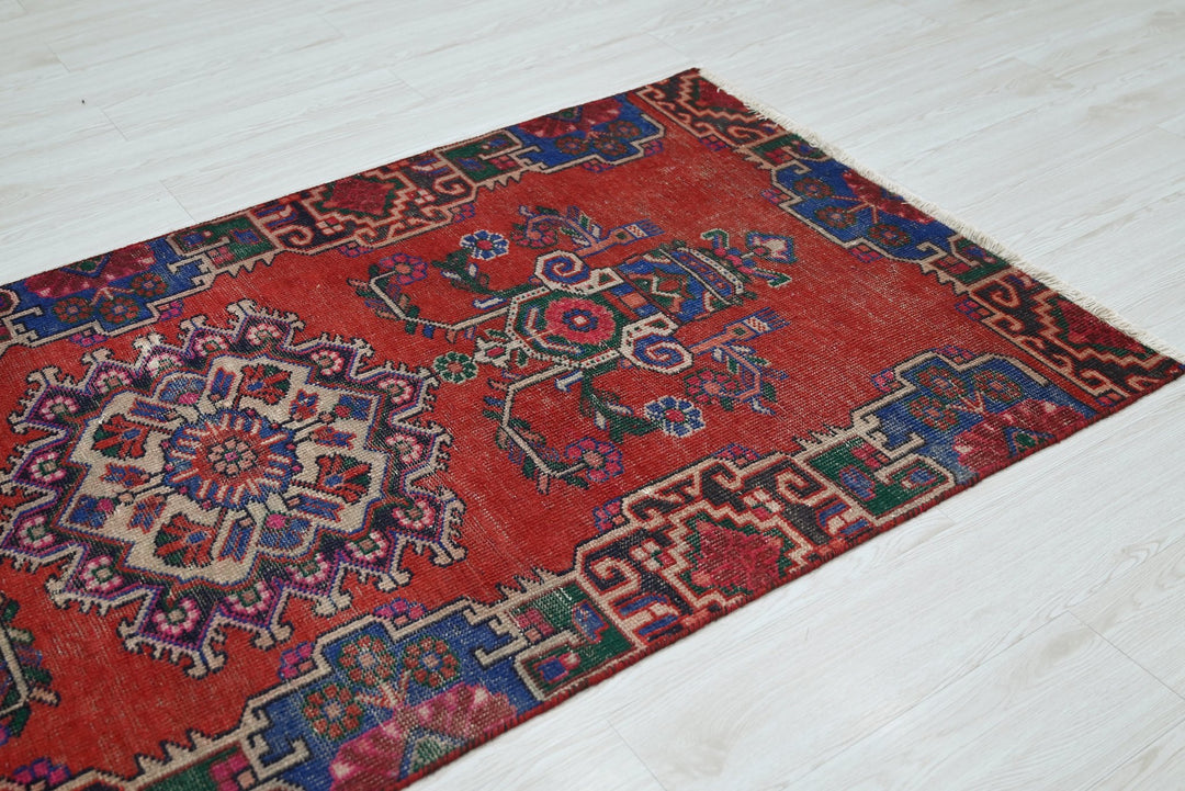 red Medium rug 3' 4" x 6' 9"