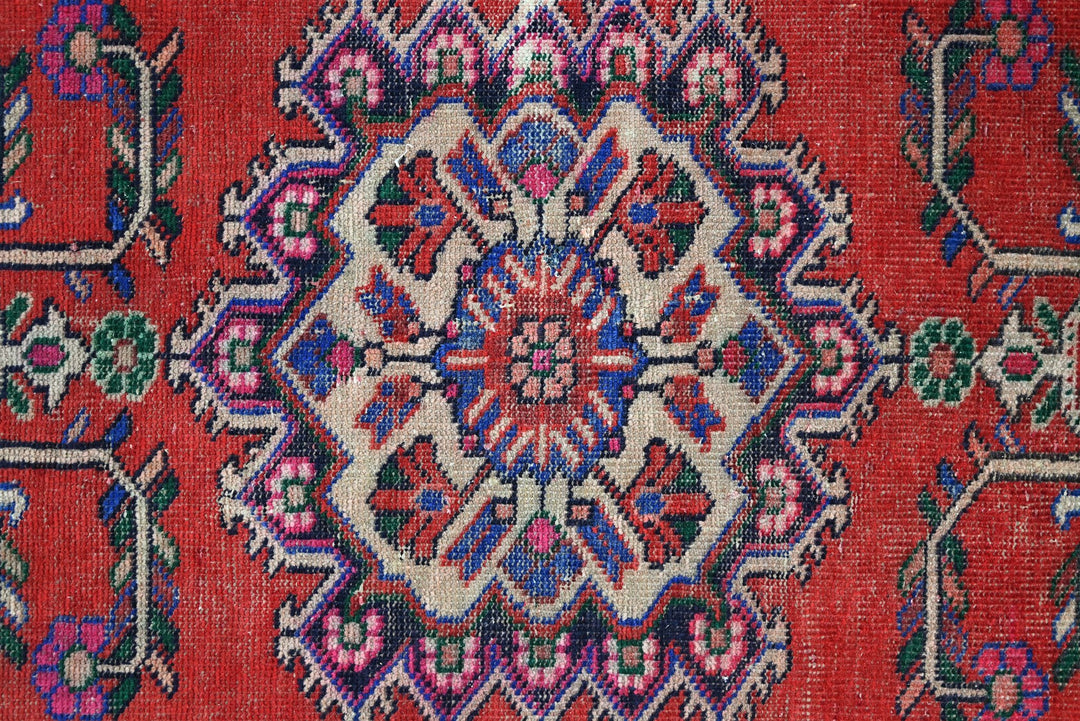 red Medium rug 3' 4" x 6' 9"