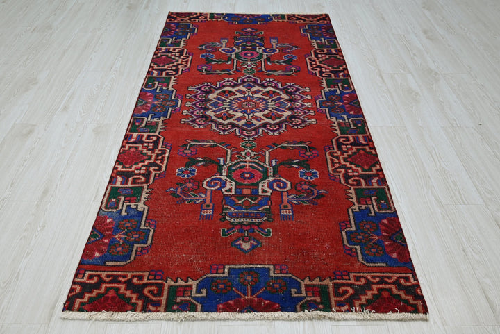 red Medium rug 3' 4" x 6' 9"