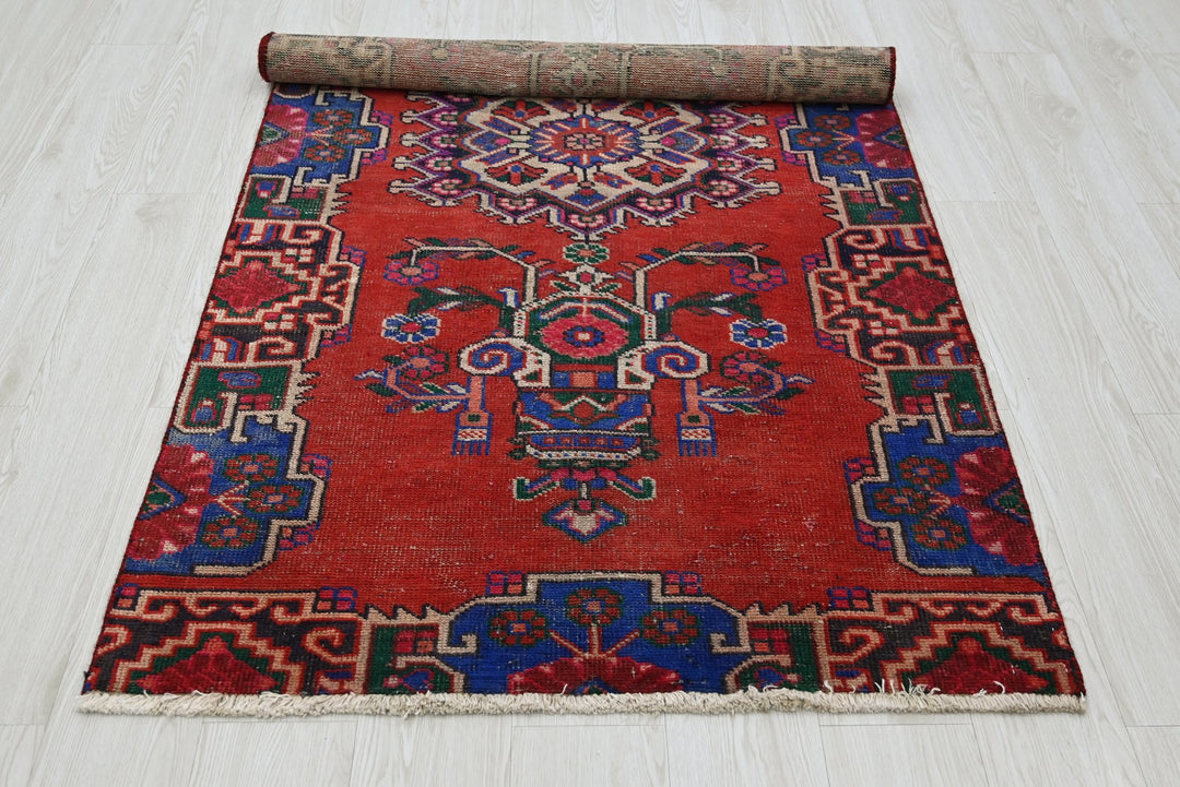 red Medium rug 3' 4" x 6' 9"