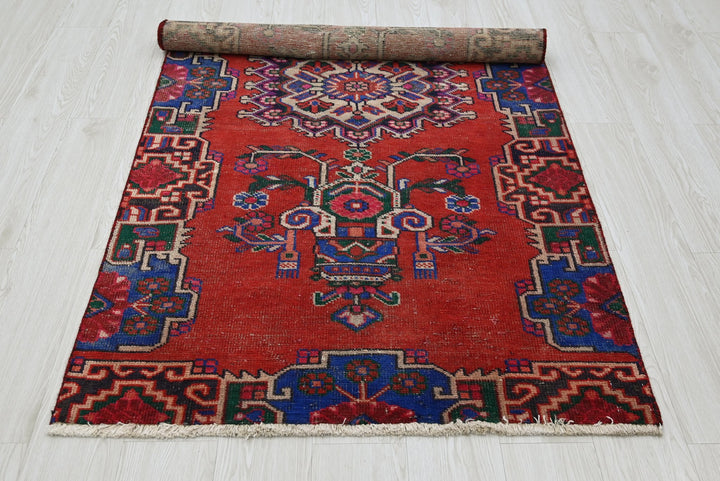 red Medium rug 3' 4" x 6' 9"