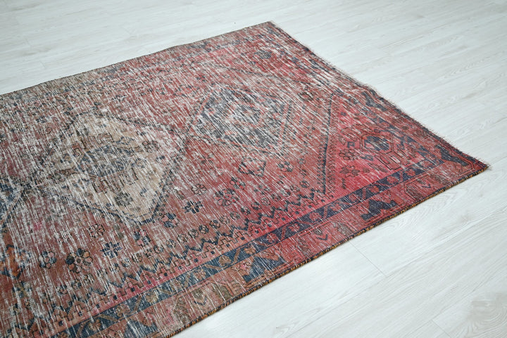 red Medium rug 4' 7" x 6' 6"