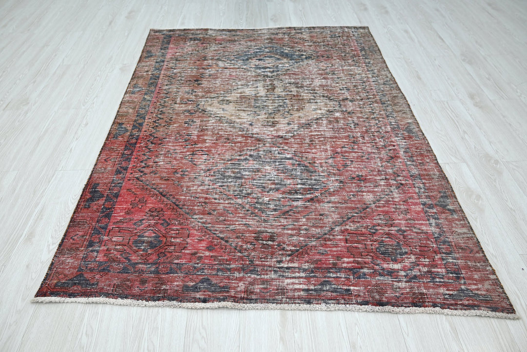 red Medium rug 4' 7" x 6' 6"