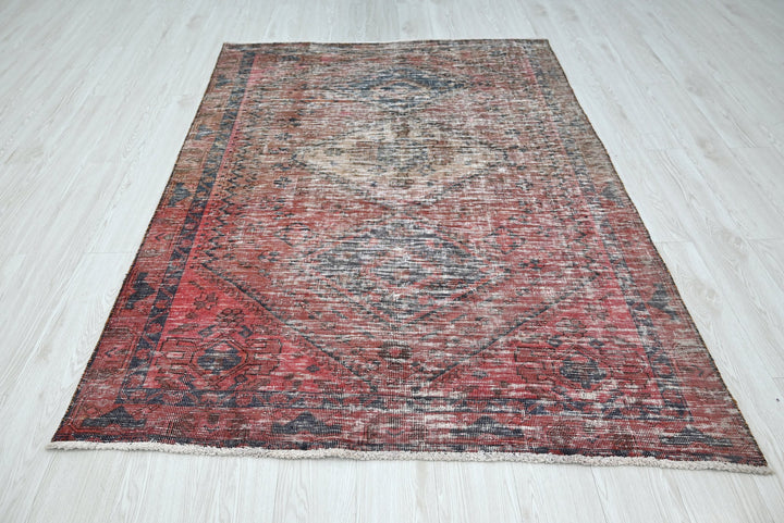 red Medium rug 4' 7" x 6' 6"
