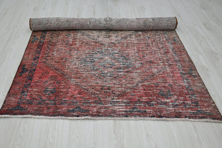 red Medium rug 4' 7" x 6' 6"