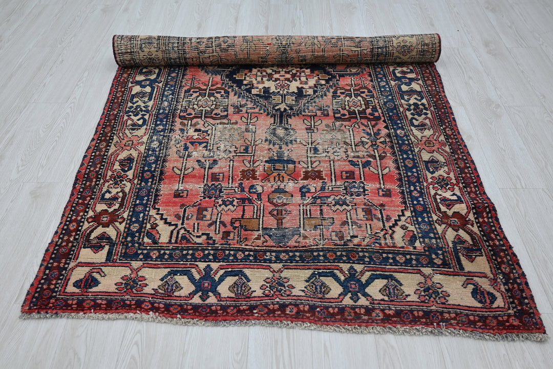 red Medium rug 4' 4" x 7' 8"