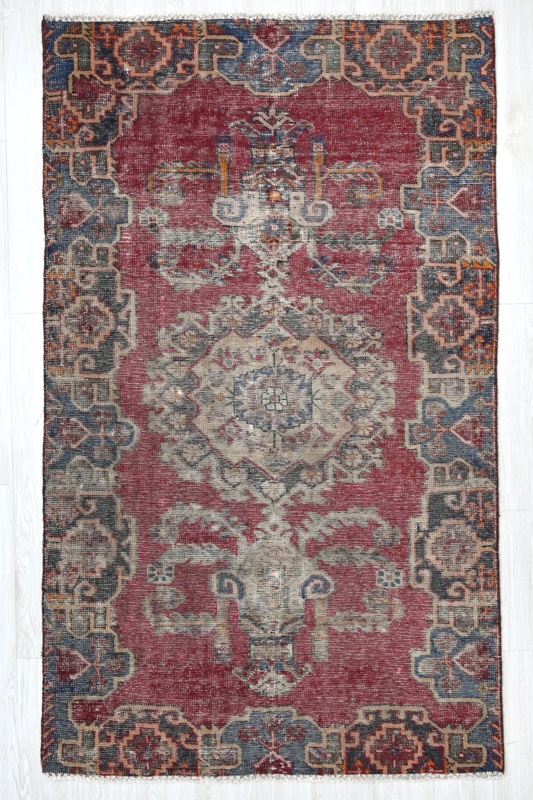 red Accent rug 3' 9" x 6' 6"