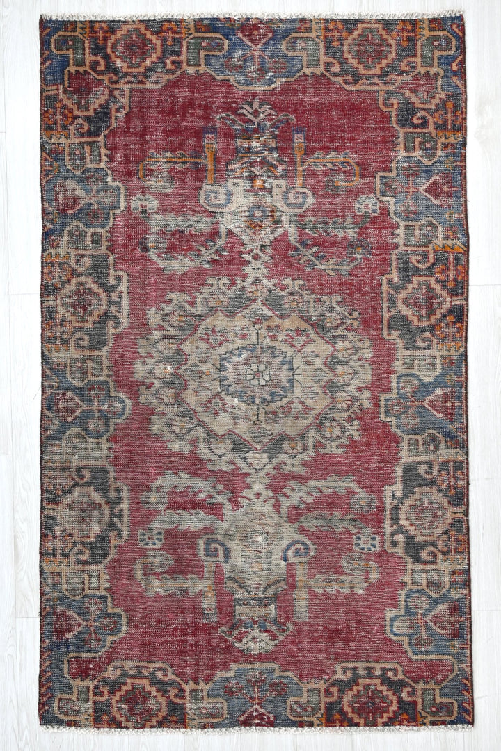 red Accent rug 3' 9" x 6' 6"