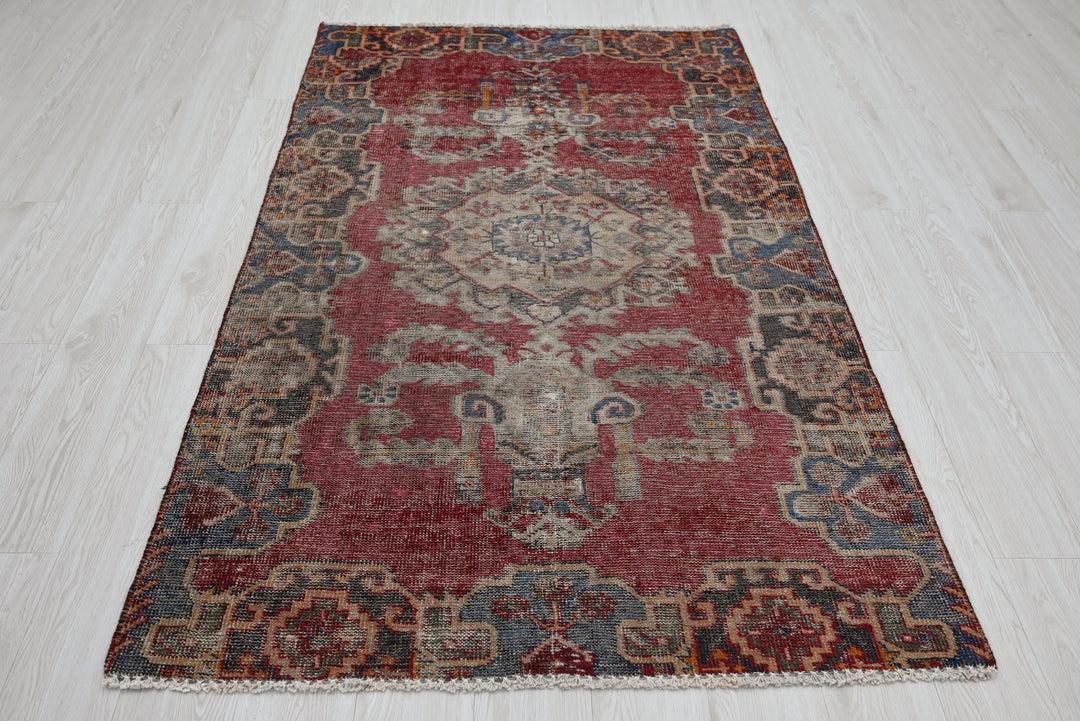red Accent rug 3' 9" x 6' 6"