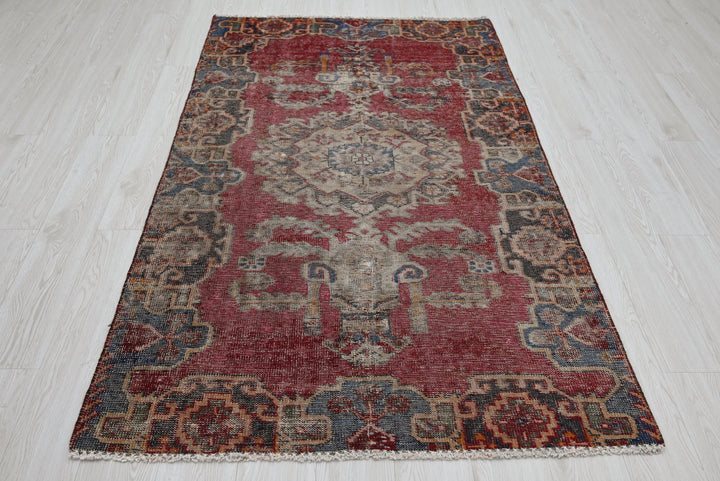 red Accent rug 3' 9" x 6' 6"