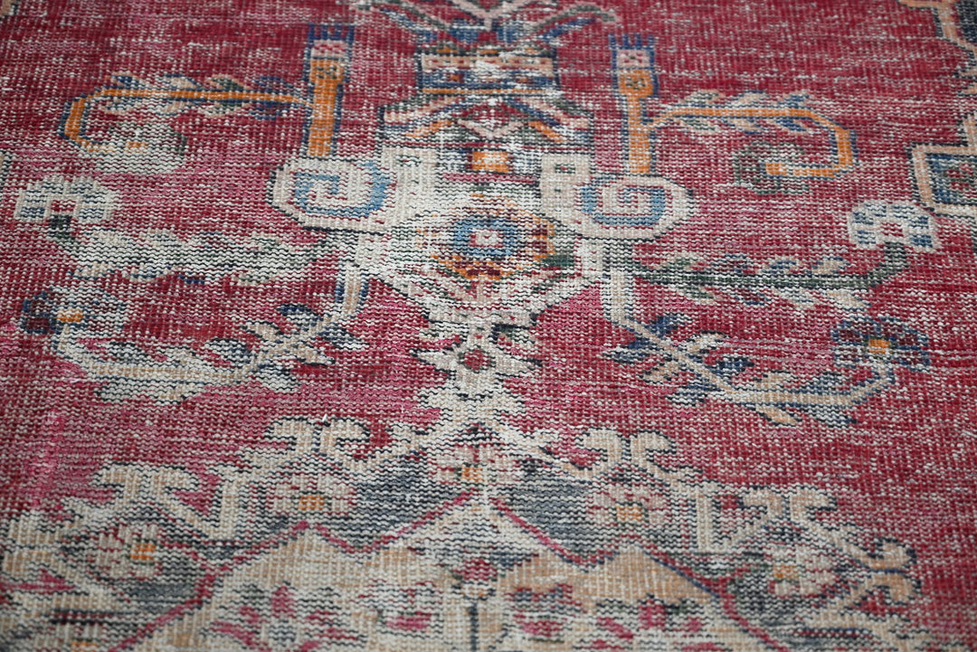 red Accent rug 3' 9" x 6' 6"
