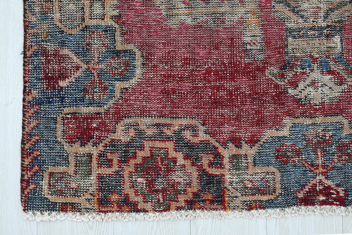 red Accent rug 3' 9" x 6' 6"