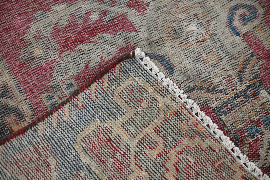 red Accent rug 3' 9" x 6' 6"