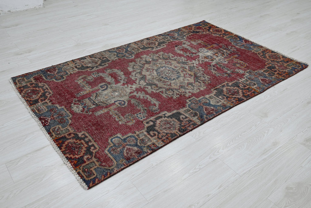red Accent rug 3' 9" x 6' 6"