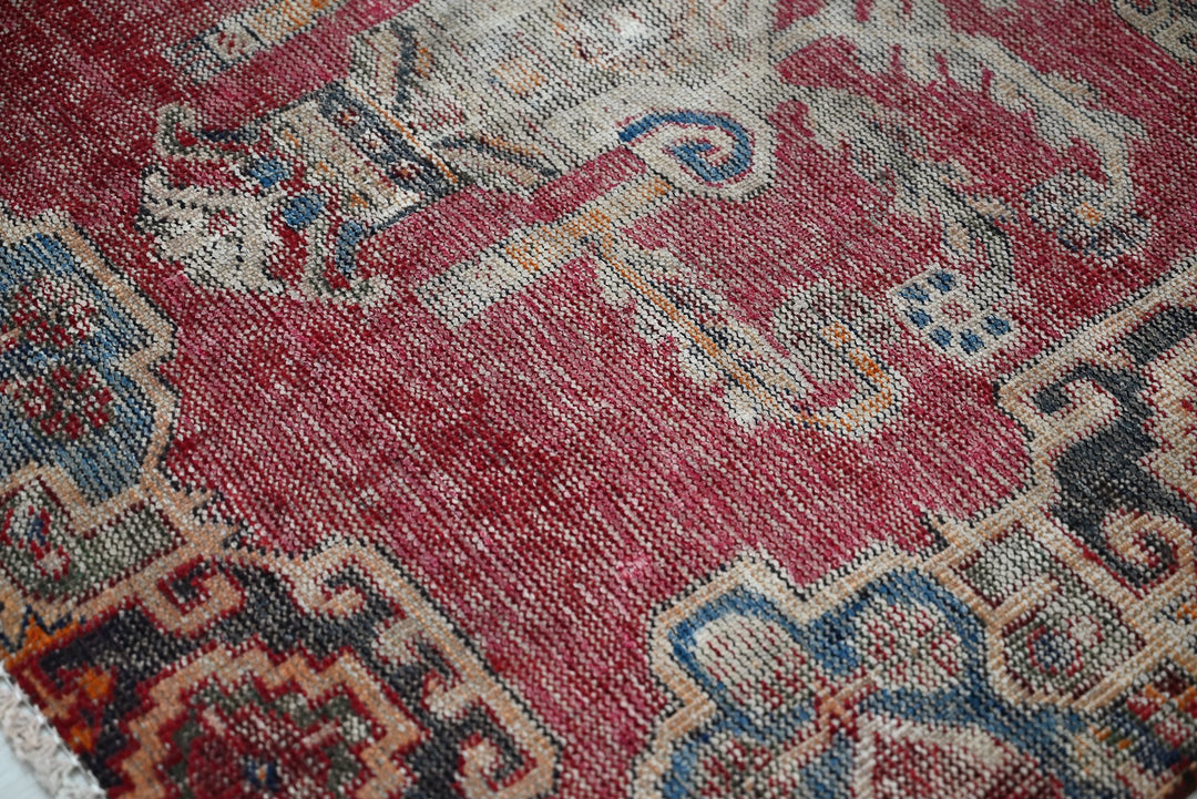 red Accent rug 3' 9" x 6' 6"