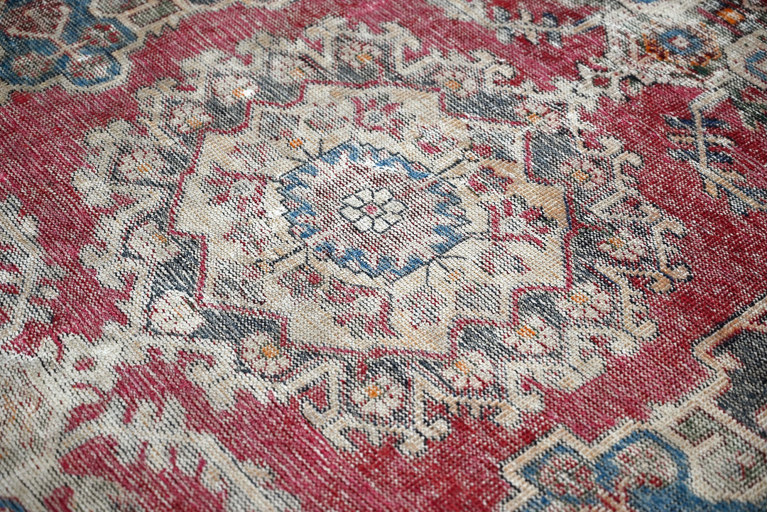 red Accent rug 3' 9" x 6' 6"