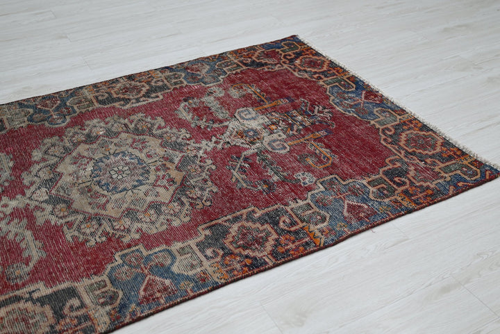 red Accent rug 3' 9" x 6' 6"