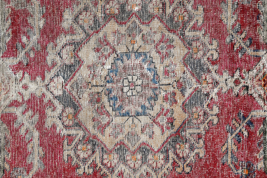 red Accent rug 3' 9" x 6' 6"
