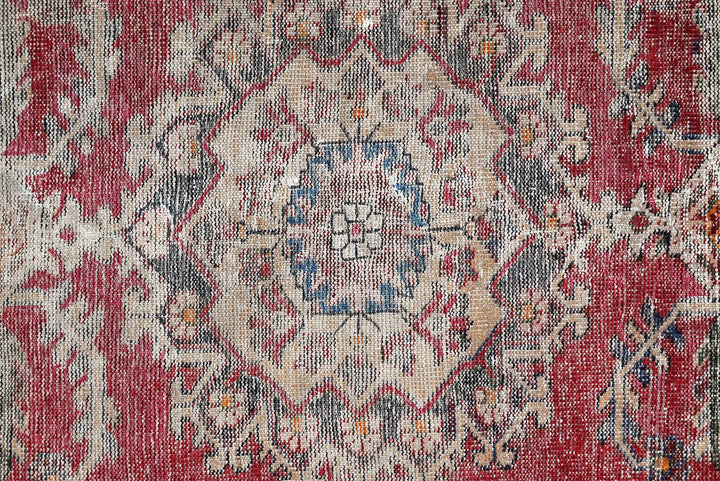 red Accent rug 3' 9" x 6' 6"