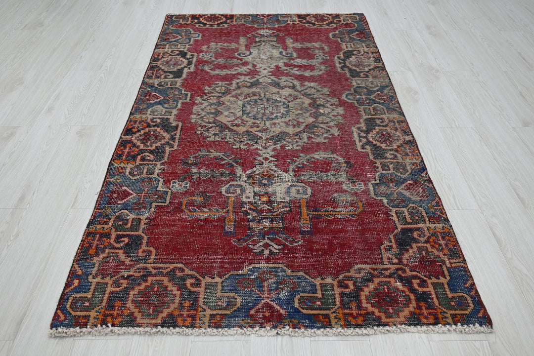 red Accent rug 3' 9" x 6' 6"