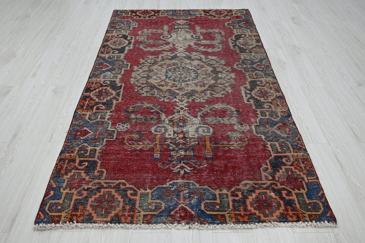 red Accent rug 3' 9" x 6' 6"