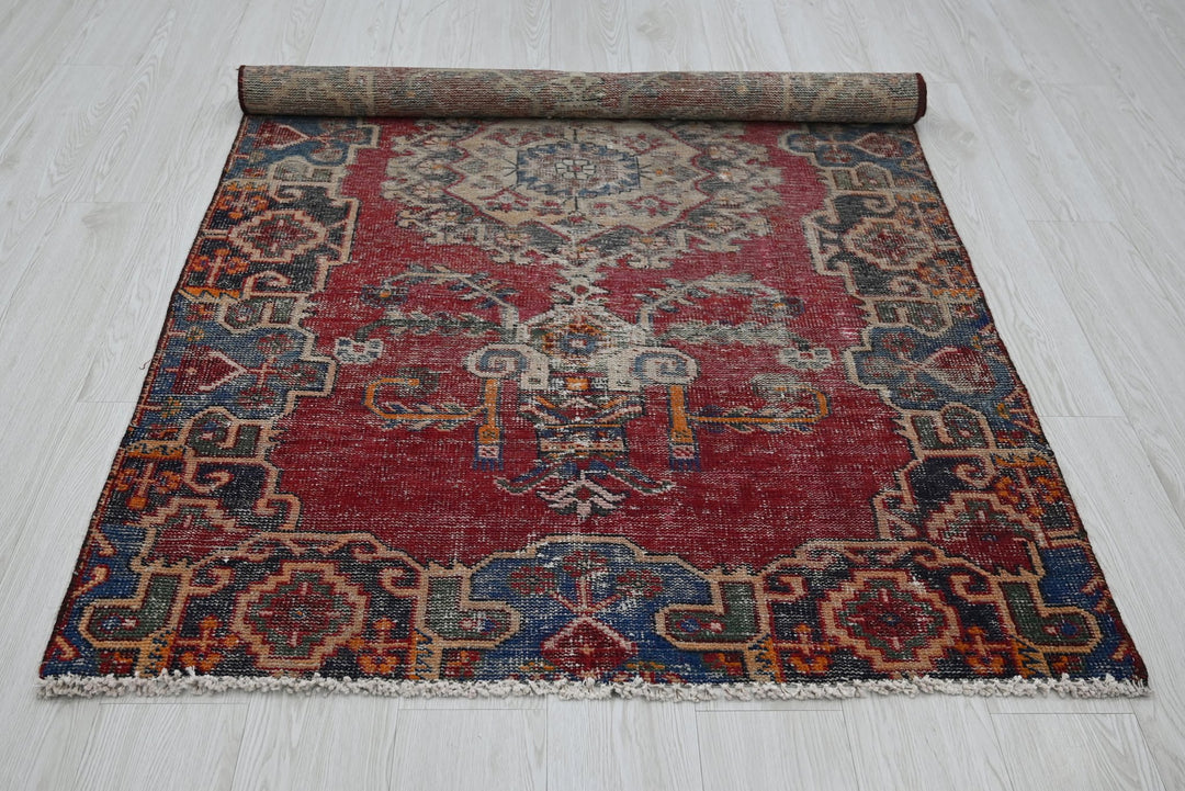 red Accent rug 3' 9" x 6' 6"