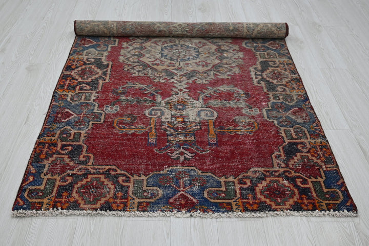 red Accent rug 3' 9" x 6' 6"