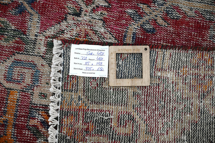 red Accent rug 3' 9" x 6' 6"