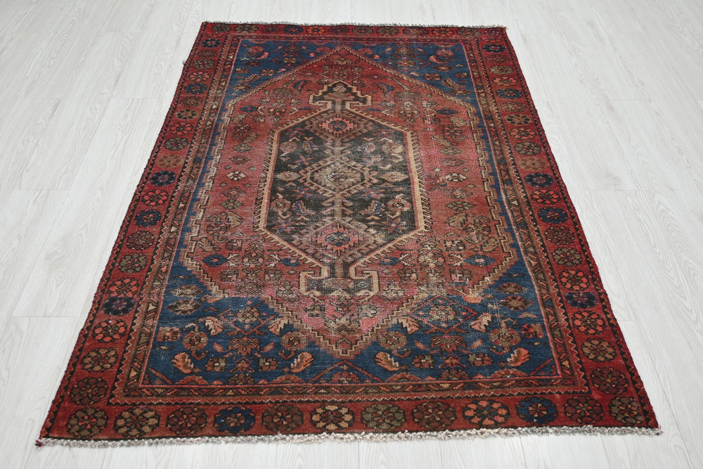 red Accent rug 3' 8" x 5' 7"