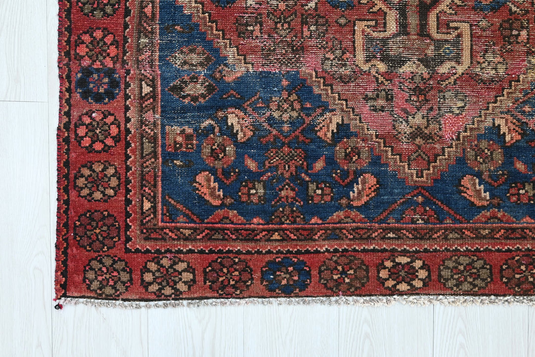 red Accent rug 3' 8" x 5' 7"