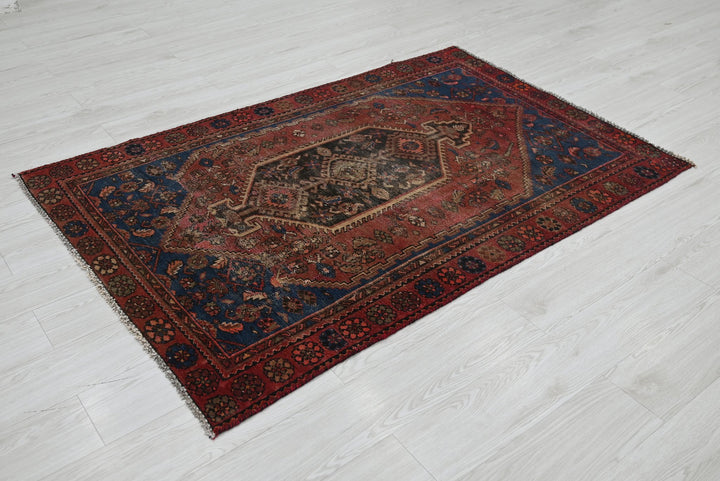 red Accent rug 3' 8" x 5' 7"