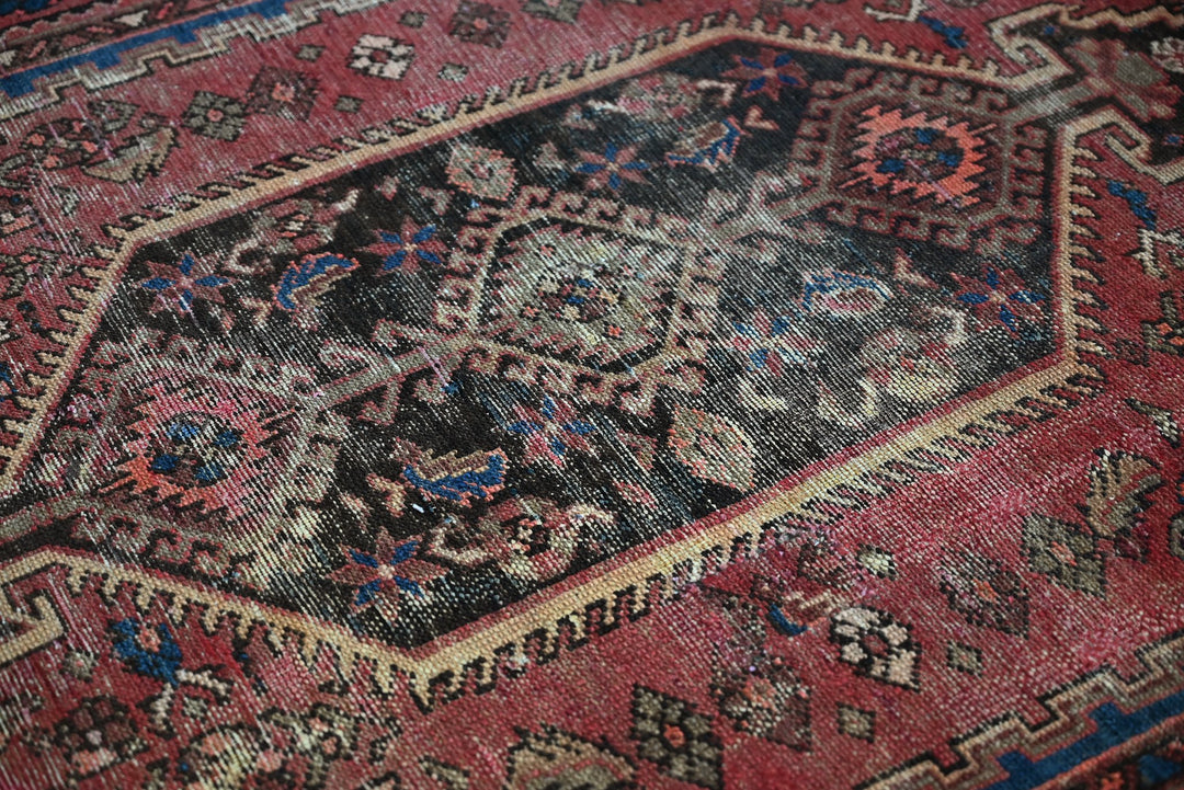 red Accent rug 3' 8" x 5' 7"