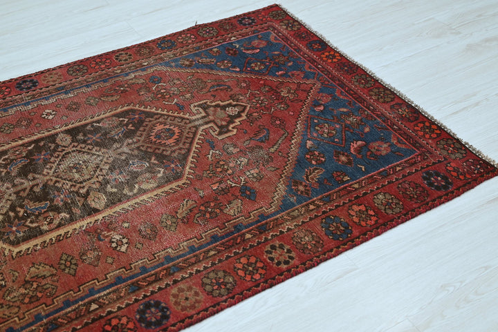 red Accent rug 3' 8" x 5' 7"
