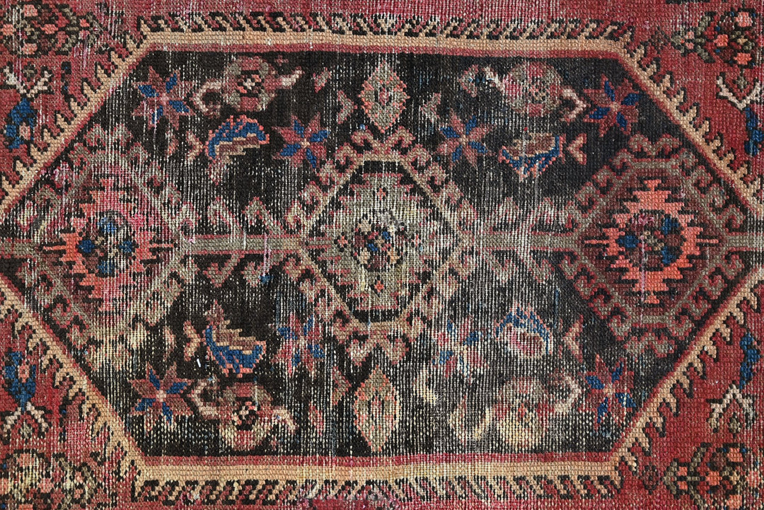 red Accent rug 3' 8" x 5' 7"