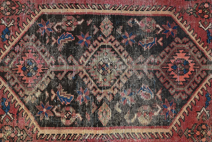 red Accent rug 3' 8" x 5' 7"