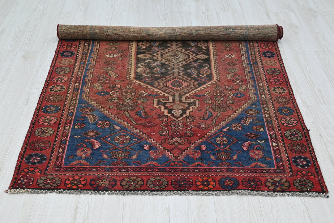 red Accent rug 3' 8" x 5' 7"