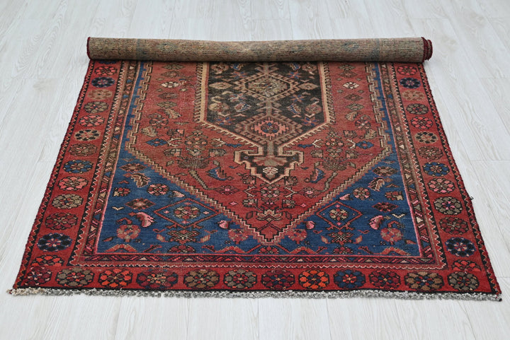 red Accent rug 3' 8" x 5' 7"