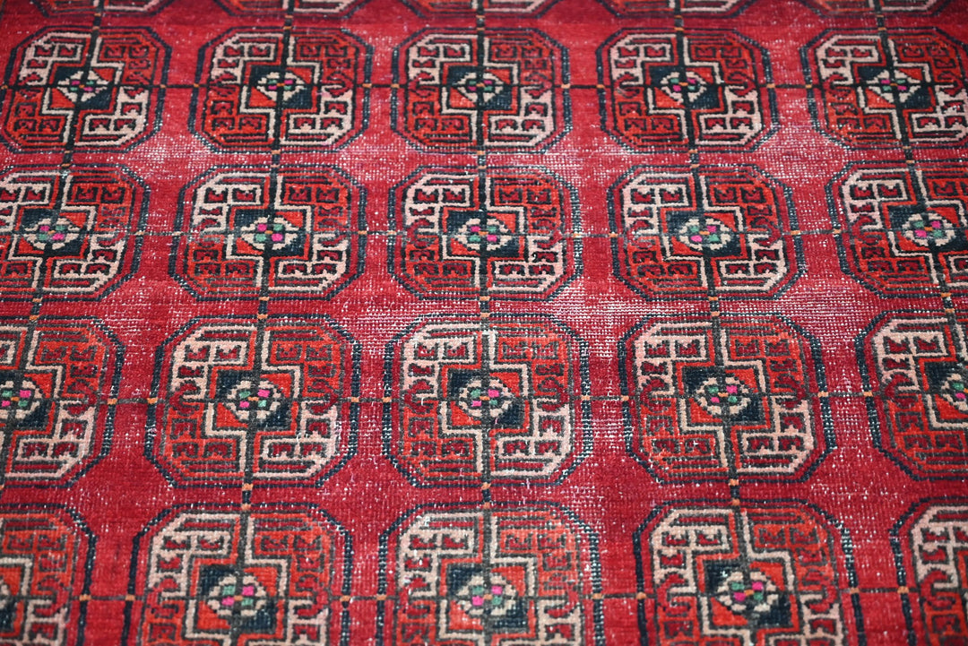 red Medium rug 4' 1" x 7' 8"