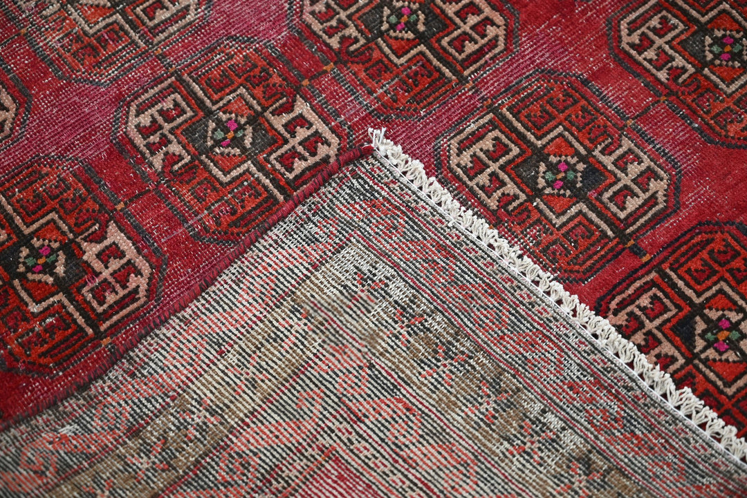 red Medium rug 4' 1" x 7' 8"