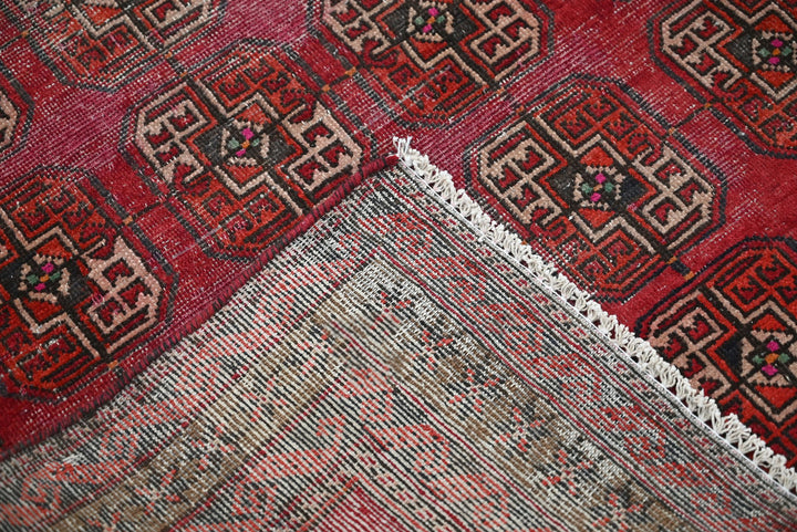 red Medium rug 4' 1" x 7' 8"