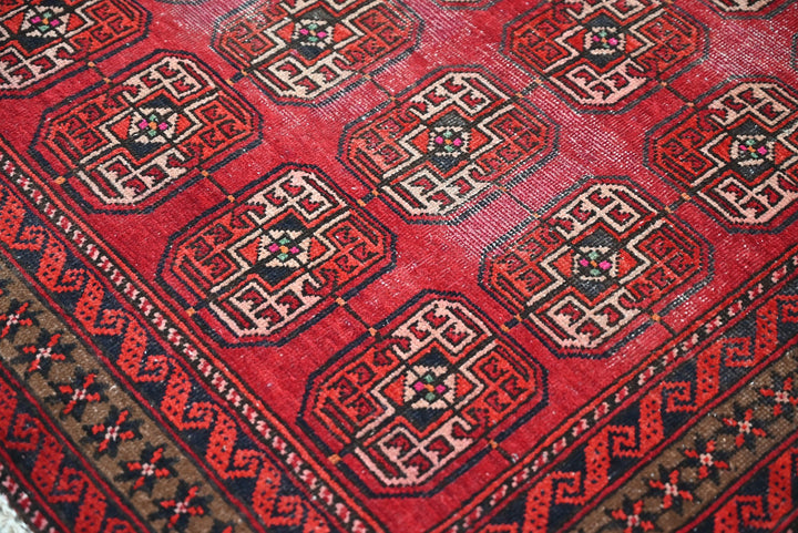 red Medium rug 4' 1" x 7' 8"