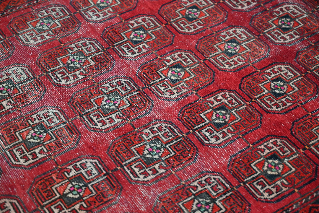 red Medium rug 4' 1" x 7' 8"