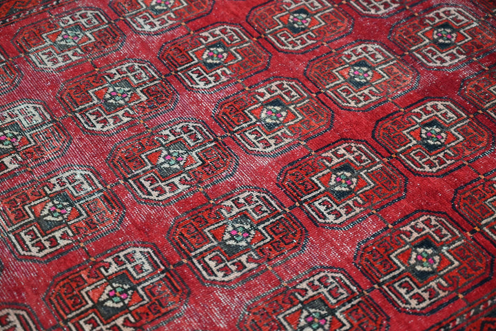 red Medium rug 4' 1" x 7' 8"