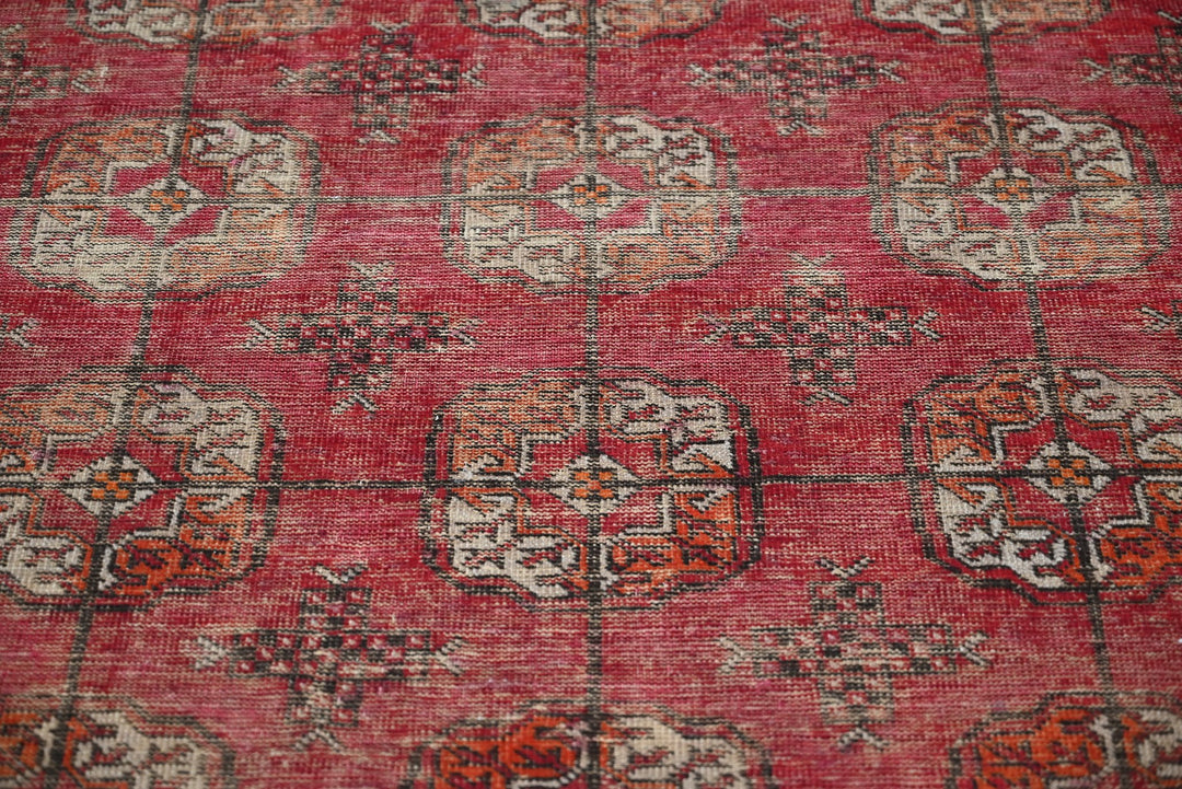 red Accent rug 4' 0" x 6' 3"