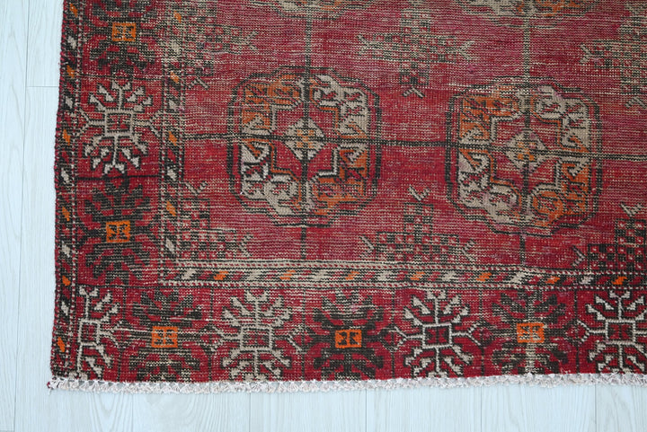 red Accent rug 4' 0" x 6' 3"
