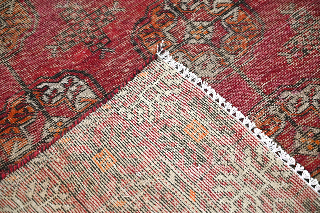red Accent rug 4' 0" x 6' 3"