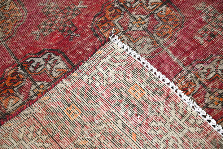 red Accent rug 4' 0" x 6' 3"